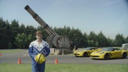 YouTube: Chevrolet Corvette logra atrapar a un hombre bala