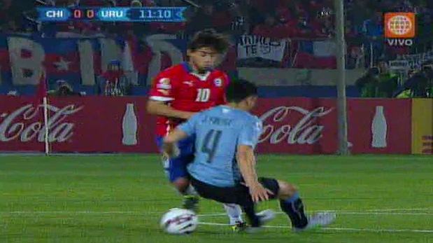 Chile vs. Uruguay: la huacha de Jorge Valdivia a charrúa Fucile