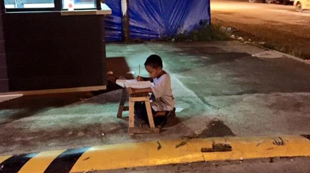 Niño que estudia todos los días en la calle conmueve en redes