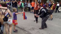 La niña que desafió a un homofóbico con una bandera arcoíris