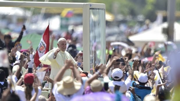 Papa Francisco celebra misa en Guayaquil entre miles de fieles