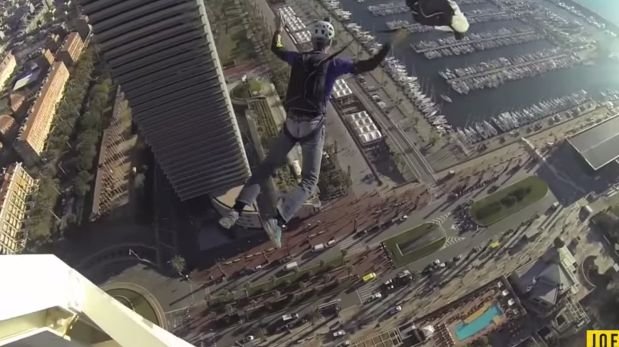Alucinante base jump desde el Hotel Arts de Barcelona [VIDEO]