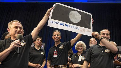 La misión New Horizons de la NASA celebra el paso de la sonda muy cerca del planeta enano.