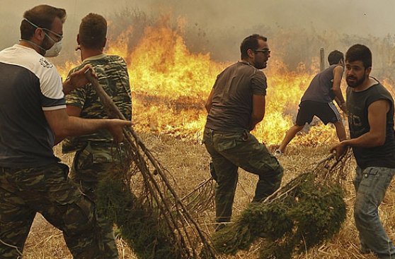 Incendios gigantes dejan al menos un muerto en Grecia