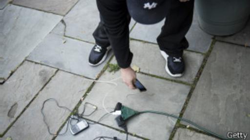 Las aplicaciones instaladas en los celulares devoran la batería, lo cual genera mayor desespero en la busca de fuentes de energía.