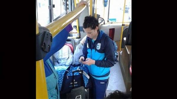 La historia detrás de la foto de una atleta viajando en bus