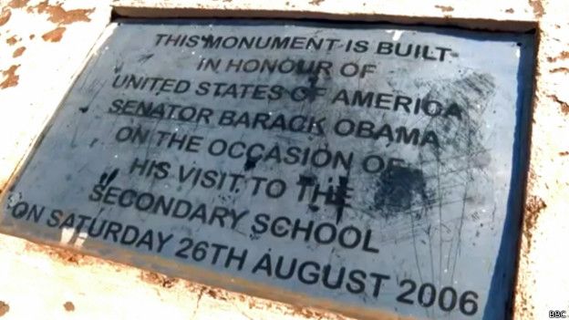 La placa conmemora la visita de Obama a Kogelo, en el 2006. (Foto: BBC Mundo)