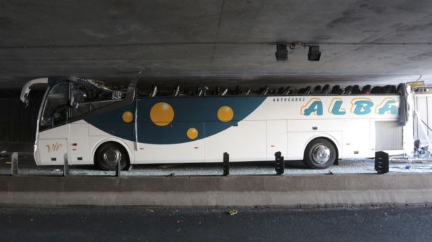 A Spanish tour bus is seen inside a mini-tunnel with its roof sheared off at the scene of the accident in La Madeleine, France, near Lille, July 26, 2015. Twenty-eight passengers were injured in the accident, four seriously, according to French media reports.   REUTERS/Stringer