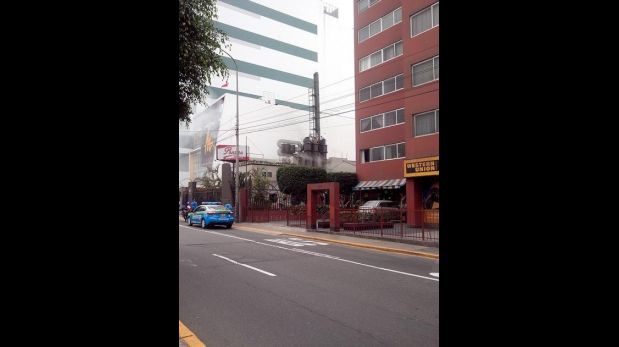 Conato de incendio en chimenea de pollería fue controlado (Foto: Twitter @ljcisneros)