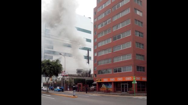Conato de incendio generó gran humareda en Av. Benavides. (Foto: Twitter @ljcisneros)