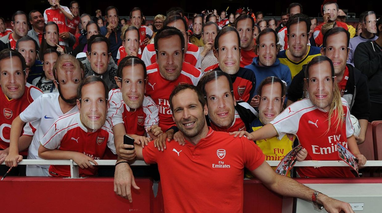 Enmascarados de Petr Cech alegran el estadio de Arsenal