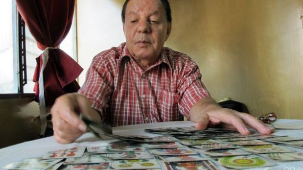 Un brujo lee las cartas. Vislumbra la salida de Maduro en 2016, aunque se declara chavista.