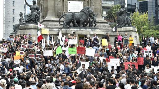 Cientos de personas protestaron el domingo en el DF por los asesinatos. (Foto: Reuters)