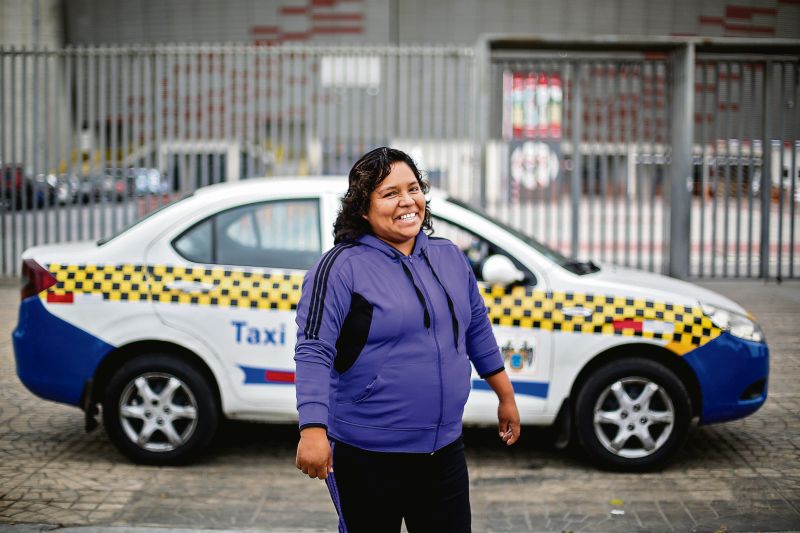 Vocación. Lizbeth Moreno Limaymanta ha dedicado 14 de sus 35 años a ofrecer el servicio de taxi en la capital. Asegura que no existe otro empleo que le pueda dar tanta satisfacción como este. (Hugo Pérez / El Comercio)
