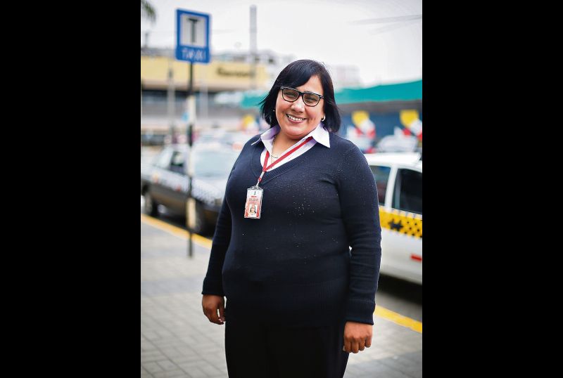 Dedicada. Ana Bellima solo se permite renegar después de que se baja del taxi. Su objetivo es que sus clientes queden contentos. (Hugo Pérez / El Comercio)