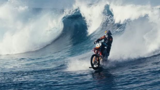 Australiano logró surfear con su moto grandes olas