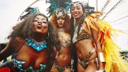 Rihanna es la estrella del carnaval en su nativa Barbados