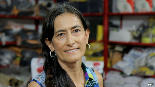 Luz Dary Castellanos, que vende equipamiento personal para empleados de las petroleras, tuvo que bajarle el sueldo a su personal. En Puerto Gaitán había cinco tiendas como la suya, quedan tres. (Foto: BBC Mundo)