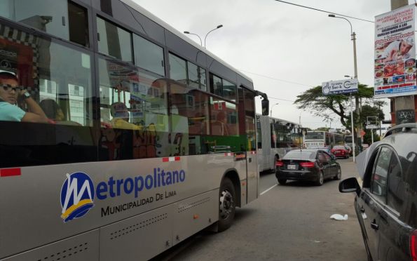 Buses del Metropolitano tienen que ingresar al carril de autos particulares para evitar el tráfico. (Foto: WhatsApp El Comercio)
