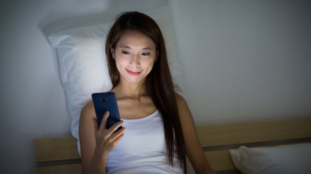 Evita el insomnio tecnológico alejándote del celular al dormir