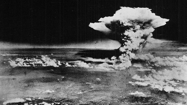 La bomba explotó a unos 500 metros sobre la superficie. (Foto: AP)