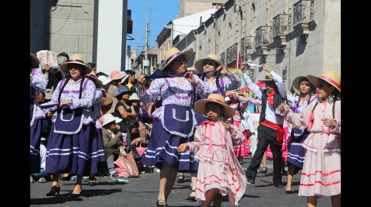 Colorido pasacalle inició festejos por aniversario de Arequipa