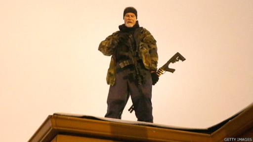 John Karriman, jefe del ala de Missouri de los Guardianes del Juramento, en un techo de Ferguson en noviembre.