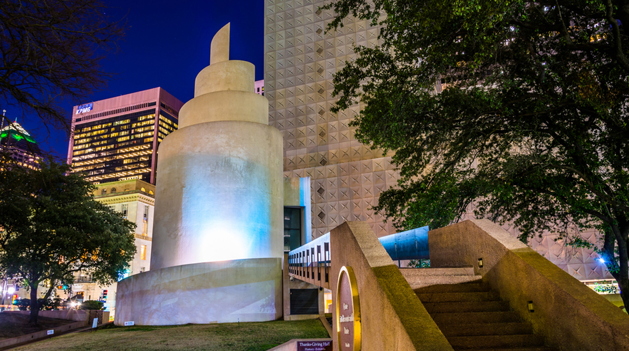 El Thanks-Giving Square fue inaugurado en 1976. Es un parque abierto donde destaca su capilla en forma de espiral y su famoso vitral. Por debajo pasa el sistema pedestre de Dallas, un corredor que cubre 36 manzanas conectando edificios y parques. (Foto: Shutterstock)