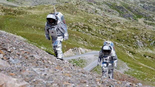 Dos miembros de la misión recorren el glaciar Kaunertal, en Austria. (Foto: EFE/ÖWF)