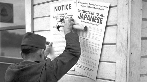 Un soldado estadounidense coloca una orden de exclusión civil para japoneses-estadounidenses. (Foto: BBC Mundo)