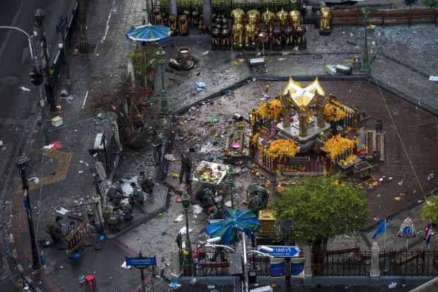 Experts investigate the Erawan shrine at the site of a deadly blast in central Bangkok, Thailand, August 18, 2015. A bomb blast at a popular shrine in Bangkok that killed 22 people including eight foreigners did not match the tactics used by separatist rebels in southern Thailand, the country's army chief said on Tuesday. REUTERS/Athit Perawongmetha       TPX IMAGES OF THE DAY