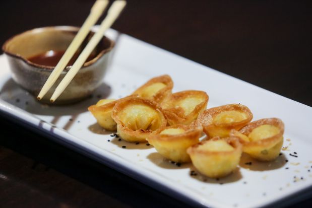 Wantanes japoneses, rellenos con abundante pulpa de cangrejo.