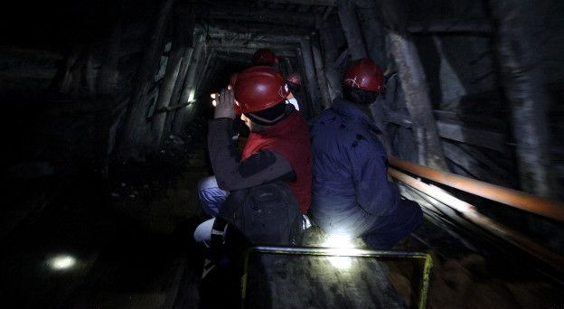 Los mineros se han acomodado como pueden, utlizando cartones para intentar dormir pese al frío y la humedad. (Foto: EFE)