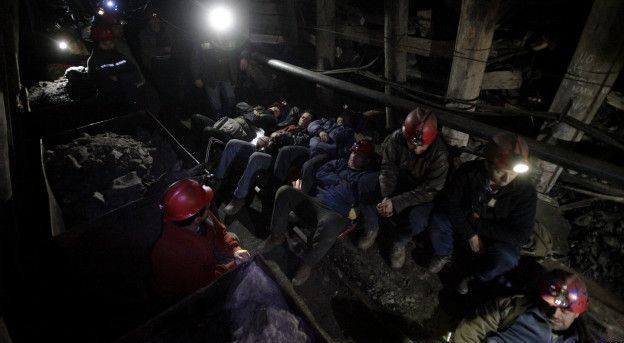 Cuanto más bajen los trabajadores de la mina Santa Ana, más arriesgada será su situación. (Foto: EFE)