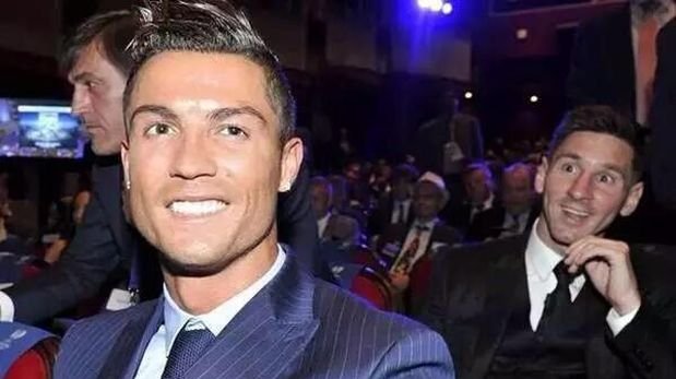 El photobomb de Lionel Messi a Cristiano Ronaldo en el sorteo