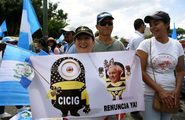 People demonstrate demanding Guatemalan President Otto Perez to step down over a corruption scandal, in Guatemala City on August 27, 2015. The Guatemalan comptroller's office called Thursday for President Otto Perez to resign over a swirling corruption scandal, the latest blow to the embattled and increasingly isolated leader. AFP PHOTO / JOHAN ORDONEZ