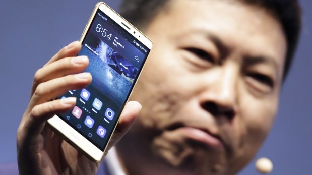 El CEO de Huawei Richard Yu presenta el nuevo smartphone Mate S. (Foto: AP)