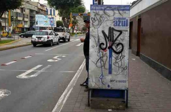 Los paraderos del corredor azul lucen vandalizados