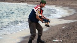 Niño que conmueve al mundo tenía 3 años y escapaba del terror