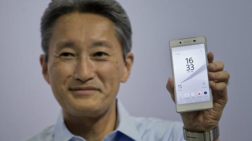 El CEO de Sony Hazoo Hirai muestra a la cámara el nuevo Experia Z5, un celular inteligente resistente al agua y al polvo. (Foto: AP)