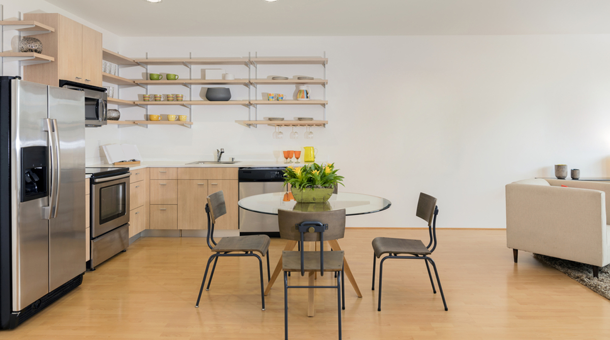 Enfócate en la cocina. Si la vivienda es pequeña, conviene optar por espacios integrados. Se recomienda que la cocina sea abierta hacia el comedor o la sala para agrandar visualmente el espacio y darle continuidad. (Foto: Shutterstock)