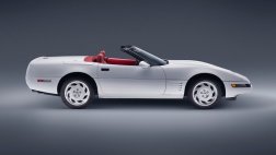 Restauran auto que fue tragado por agujero del museo Corvette