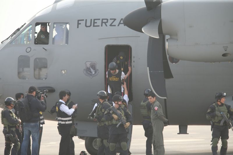 Investigado por narcotráfico llegó a Lima enmarrocado, con chaleco antibalas y caso de la policía. (Rolly Reyna / El Comercio)