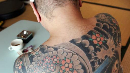 Un exjefe criminal yakuza, que no quiso ser identificado, muestra su espalda tatuada.