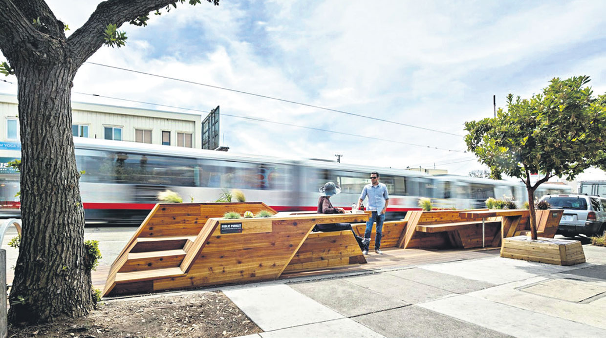 El Sunset Parklet, de Interstice Architects (San Francisco, EE.UU.) mide 15 m2 y cuenta con tableros de madera ecológica. Sus espacios han sido diseñados para estacionar bicicletas y comer al aire libre. (Foto: Interstice Architects)