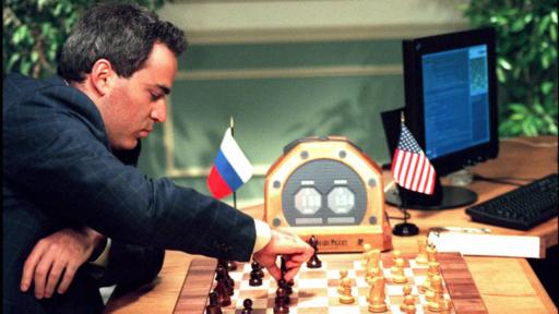 El campeón mundial de ajedrez Garry Kasparov fue vencido por Deep Blue en 1996.