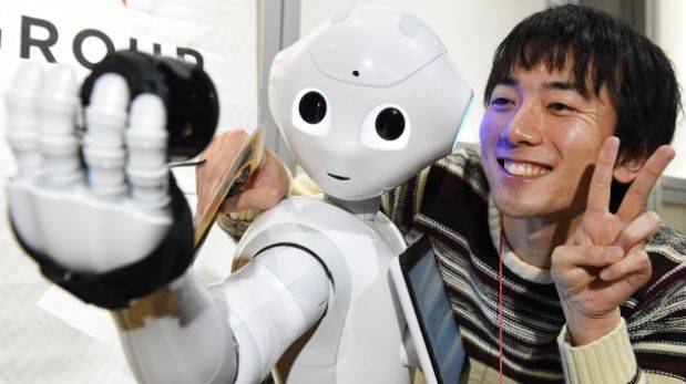 El robot humanoide Pepper puede reconocer las expresiones faciales. (Foto: AFP)