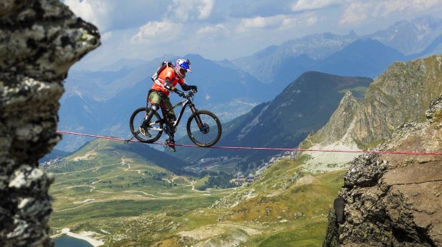 Ciclista cruzó una cuerda floja colgada en los Alpes franceses