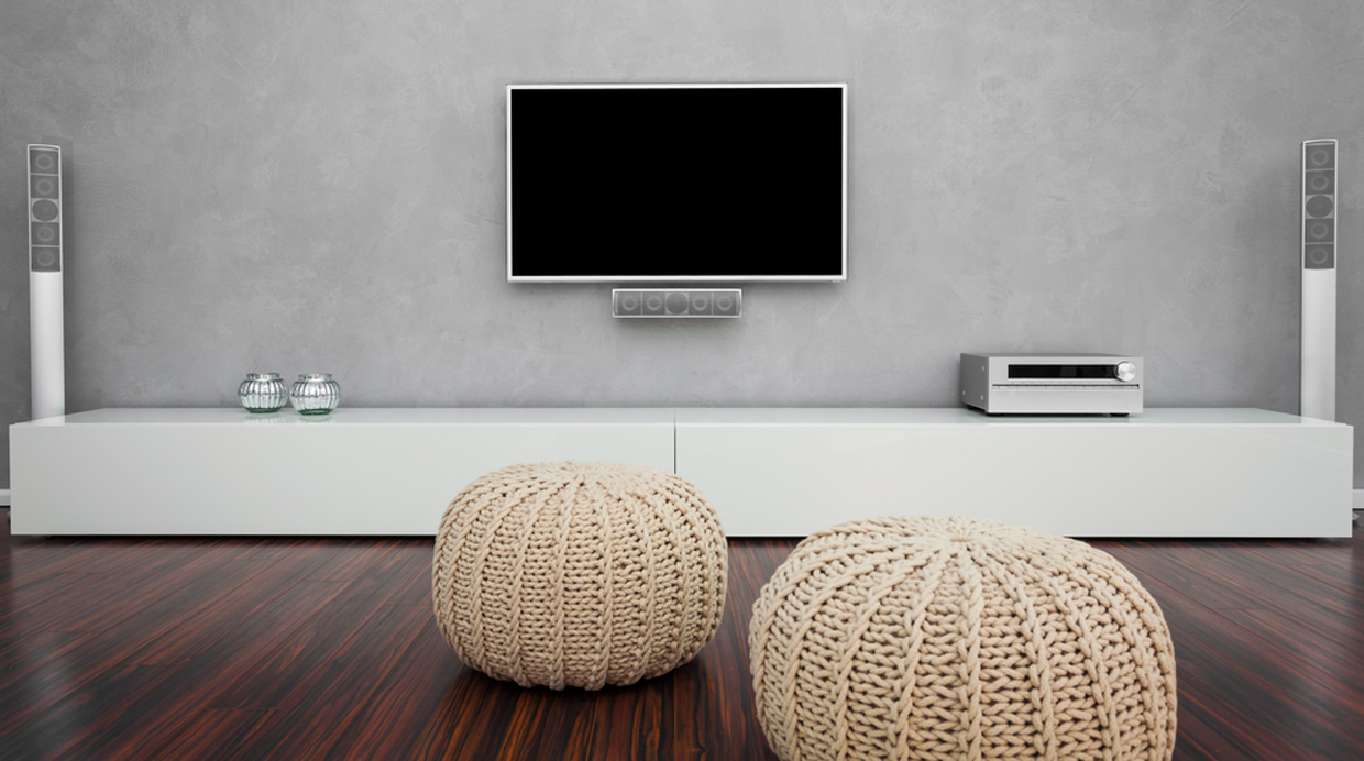 Los pufs funcionan como reposa pies o asientos en una sala de televisión. (Foto: Shutterstock)
