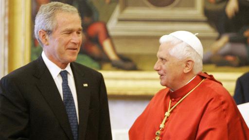 Benedicto XVI, aquí con George W. Bush, era más popular entre los católicos estadounidenses. (Foto: AP)